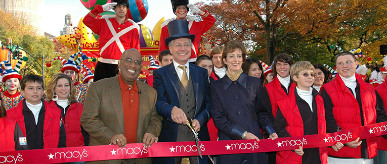 How many microphones at the macys thanksgiving day parade